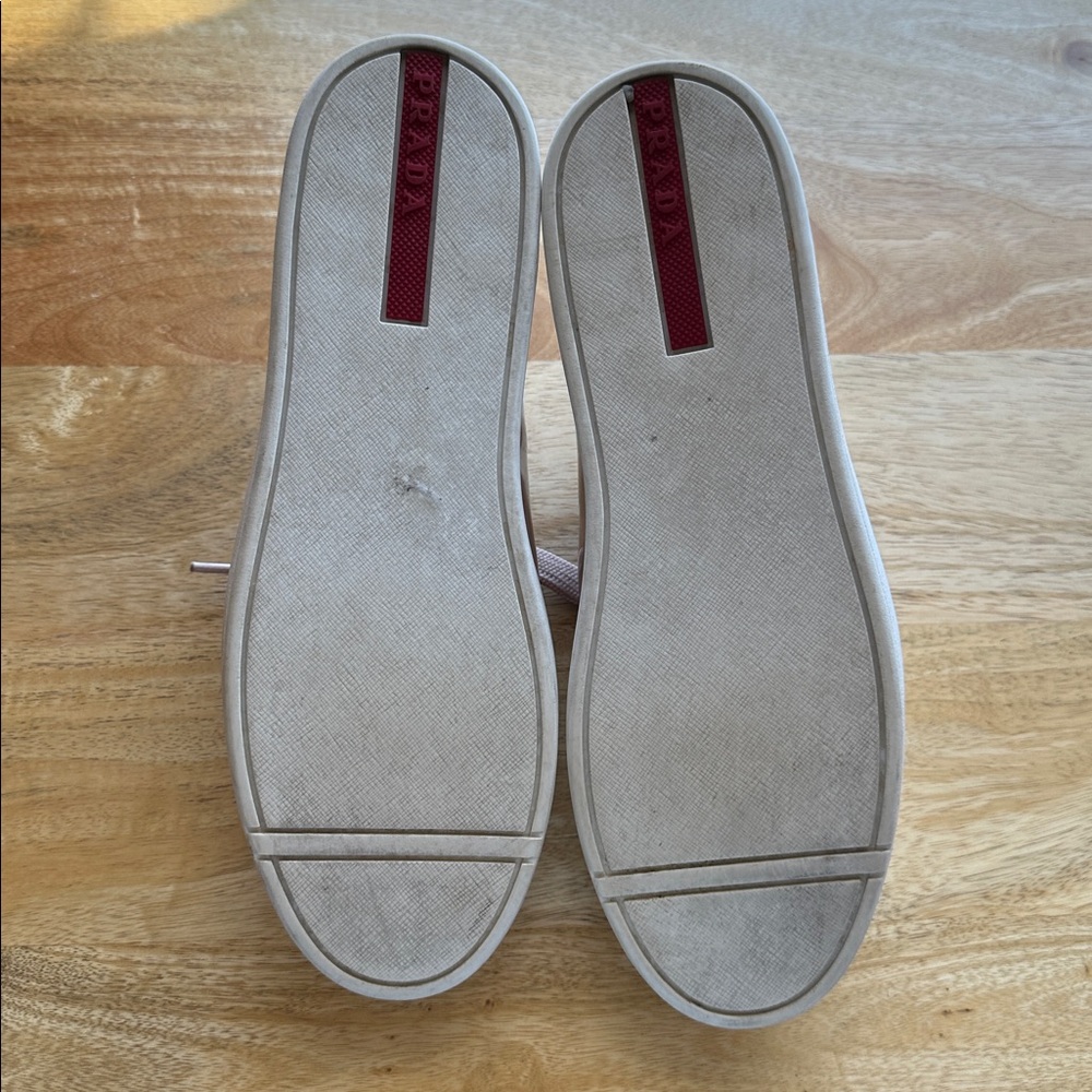 Prada ๐ฎ๐น Beige Patent Sneakers - Size 38 - Picture 9 of 12